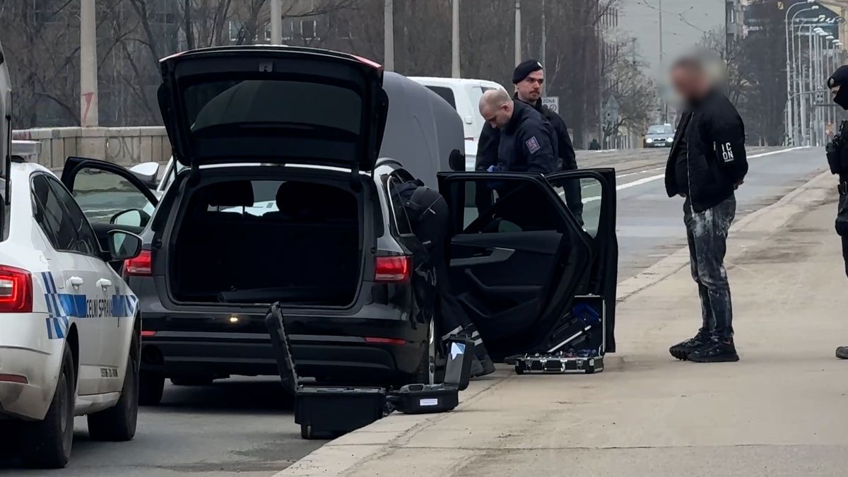 Zásah na Libeňském mostě. Podezřelému řidiči policie rozmontovala sedačky v autě
